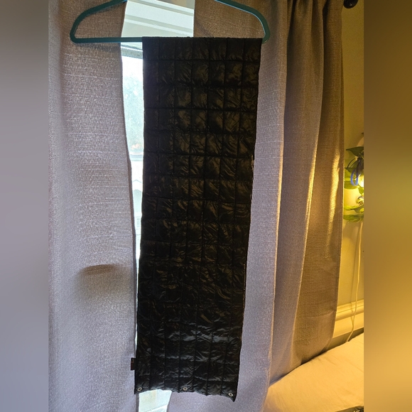 The North Face Thermoball Snap Scarf - Picture 2 of 4